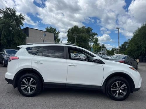 Toyota RAV4 LE 2018 — photo 4