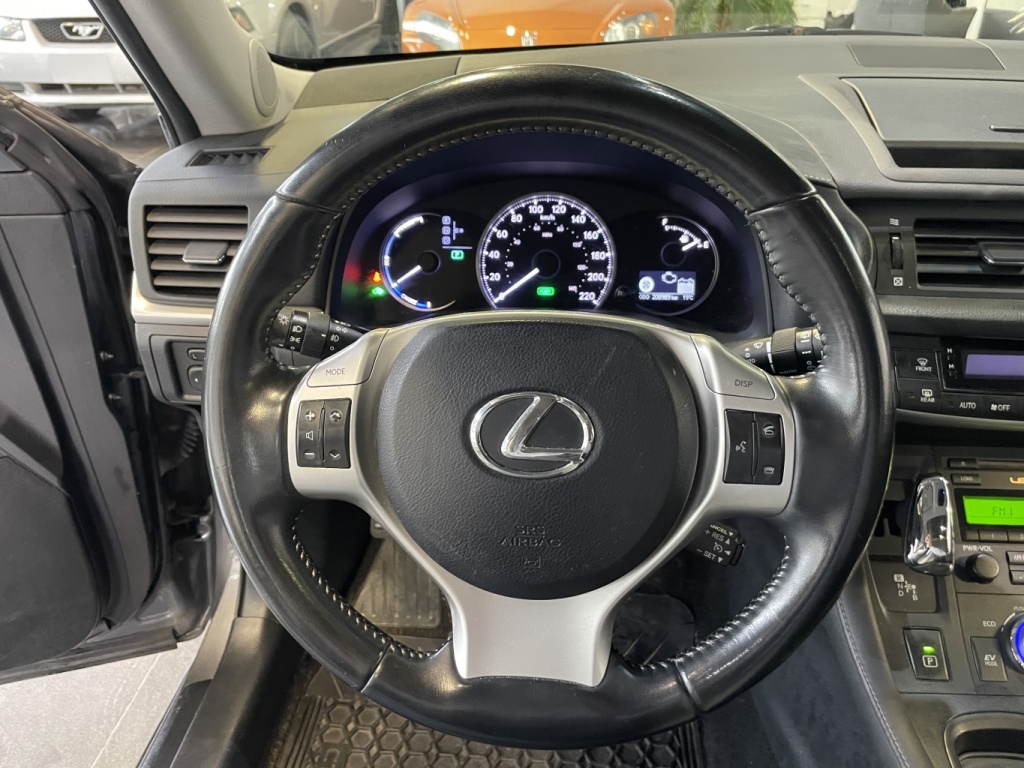 Lexus CT 200h  2012 — photo 16