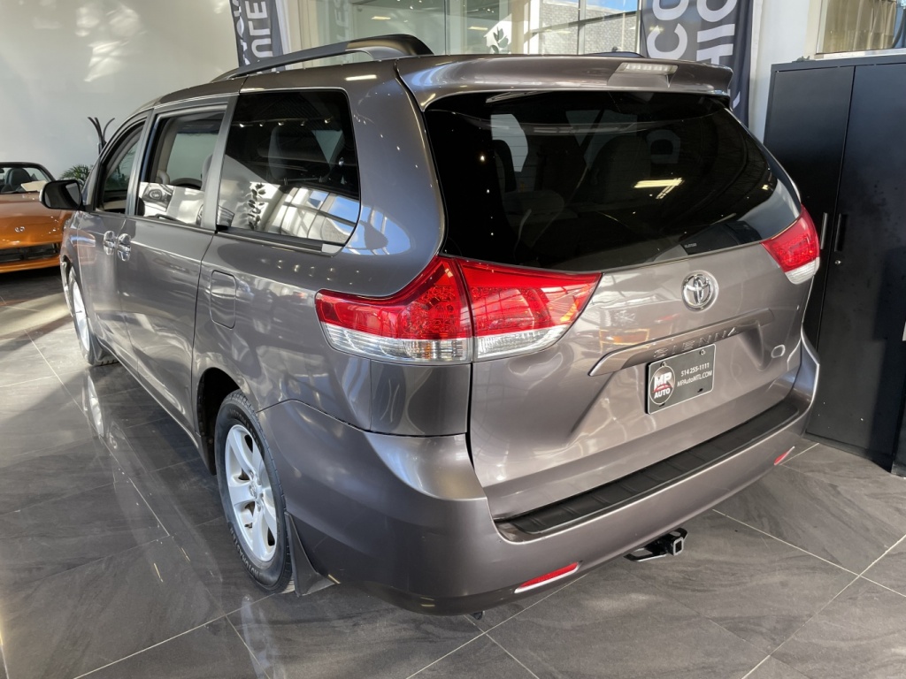 Toyota Sienna LE 2011 — photo 4