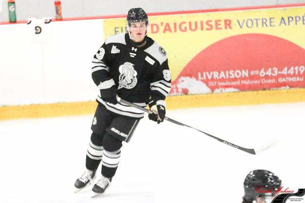 Peut être une image de hockey et texte : «&nbsp;EIL D'AIGUISER VOTRE A LIVRAISON 819 643 -4419 357 bouleverd Maloney Quest GATINEAU 221Z&nbsp;»