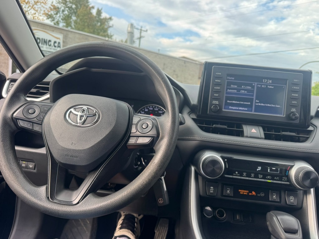 Toyota RAV4 LE 2021 — photo 14