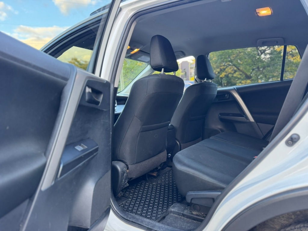 Toyota RAV4 LE 2018 — photo 12
