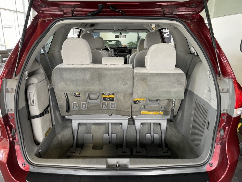 Toyota Sienna LE 2014 — photo 9