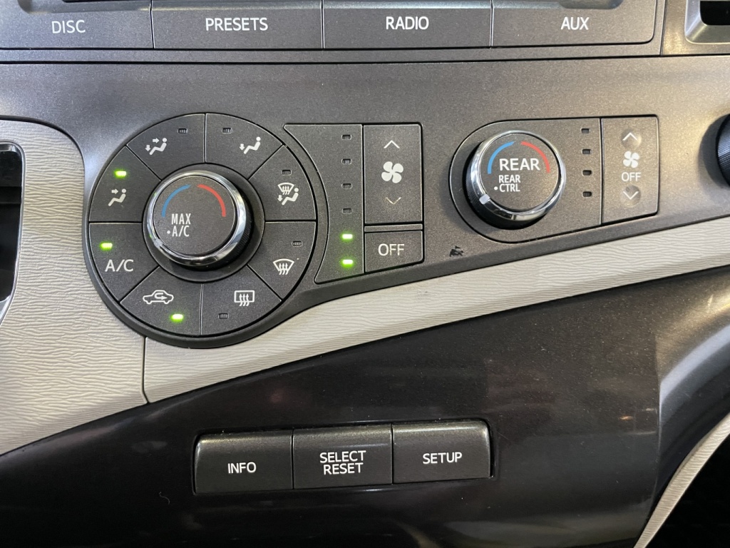Toyota Sienna LE 2012 — photo 25