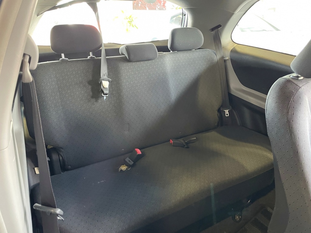 Toyota Yaris CE 2010 — photo 11