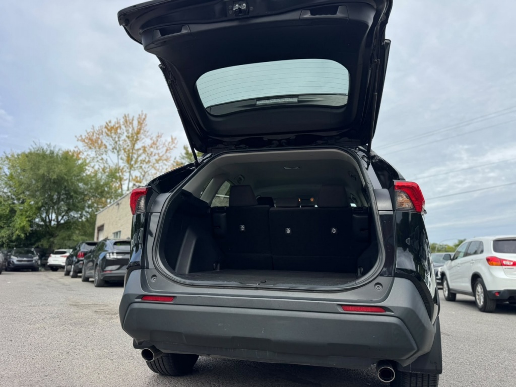 Toyota RAV4 LE 2021 — photo 14