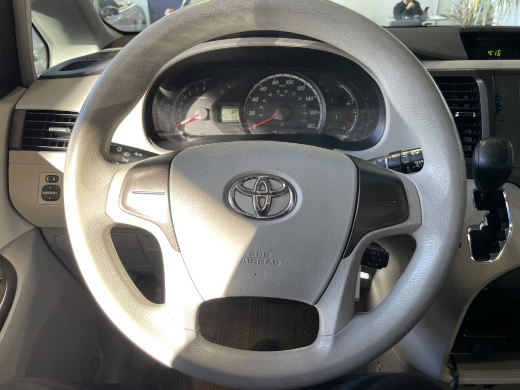 Toyota Sienna LE 2011 — photo 20