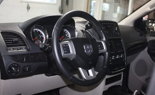 2015 DODGE GRAND CARAVAN STOW AND GO — photo 10