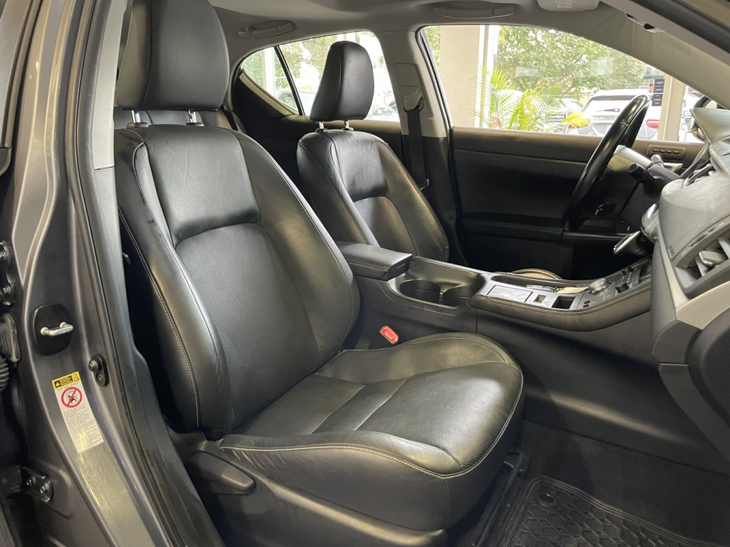 Lexus CT 200h  2012 — photo 27