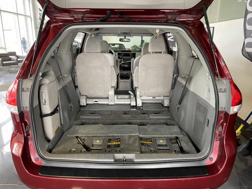 Toyota Sienna LE 2014 — photo 10