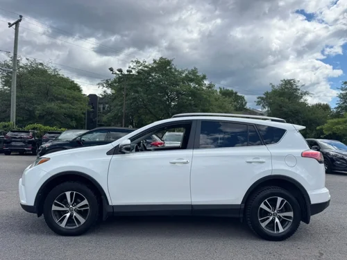 Toyota RAV4 LE 2018 — photo 12
