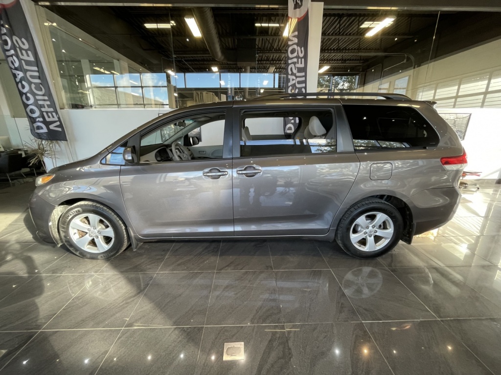 Toyota Sienna LE 2011 — photo 3