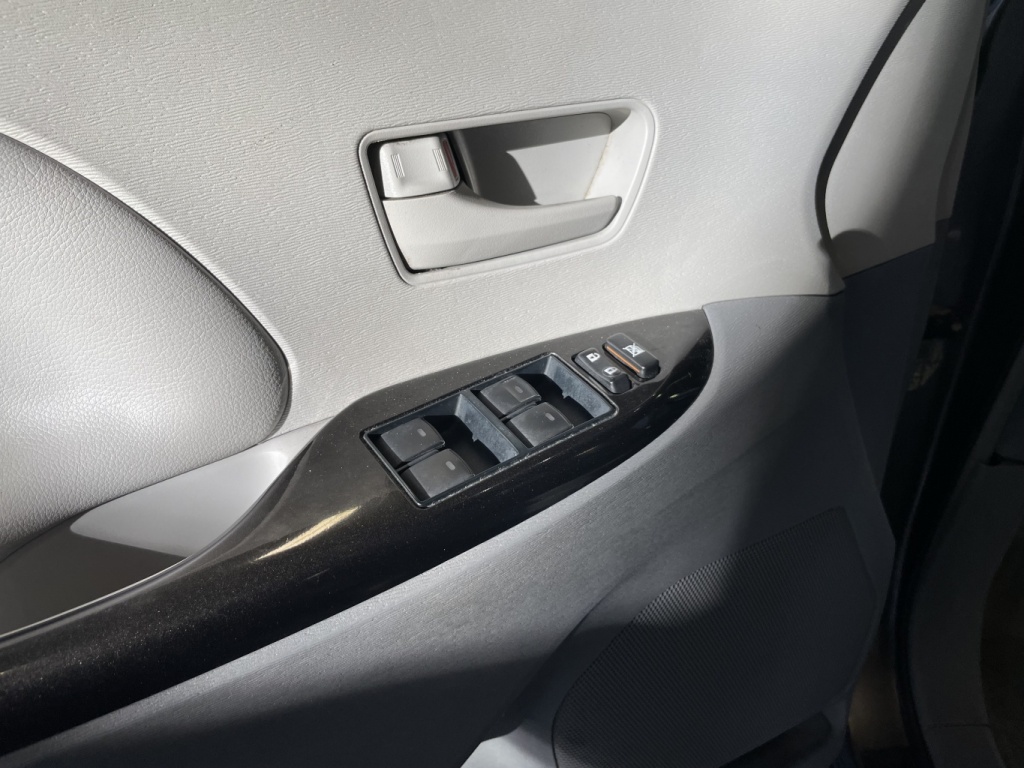 Toyota Sienna LE 2011 — photo 19