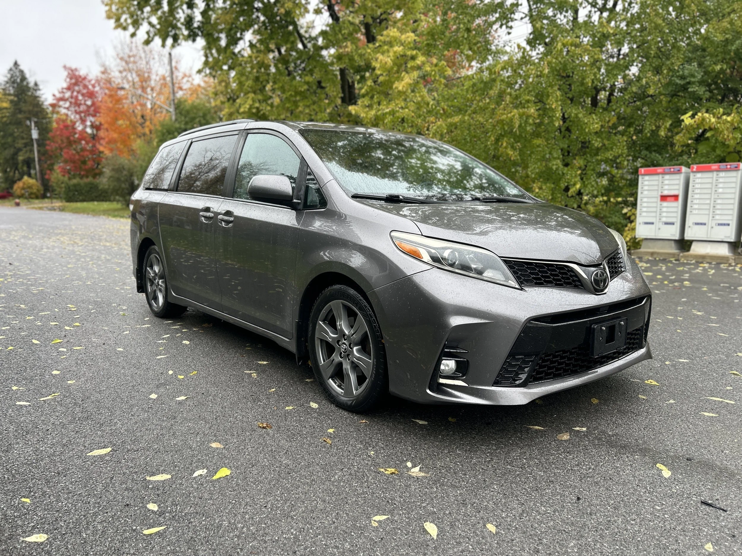 2018 Toyota Sienna SE — photo 3