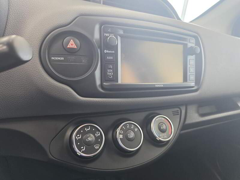Toyota Yaris hatchback 2017 Hayon 5 portes, boîte automatique, LE — photo 15