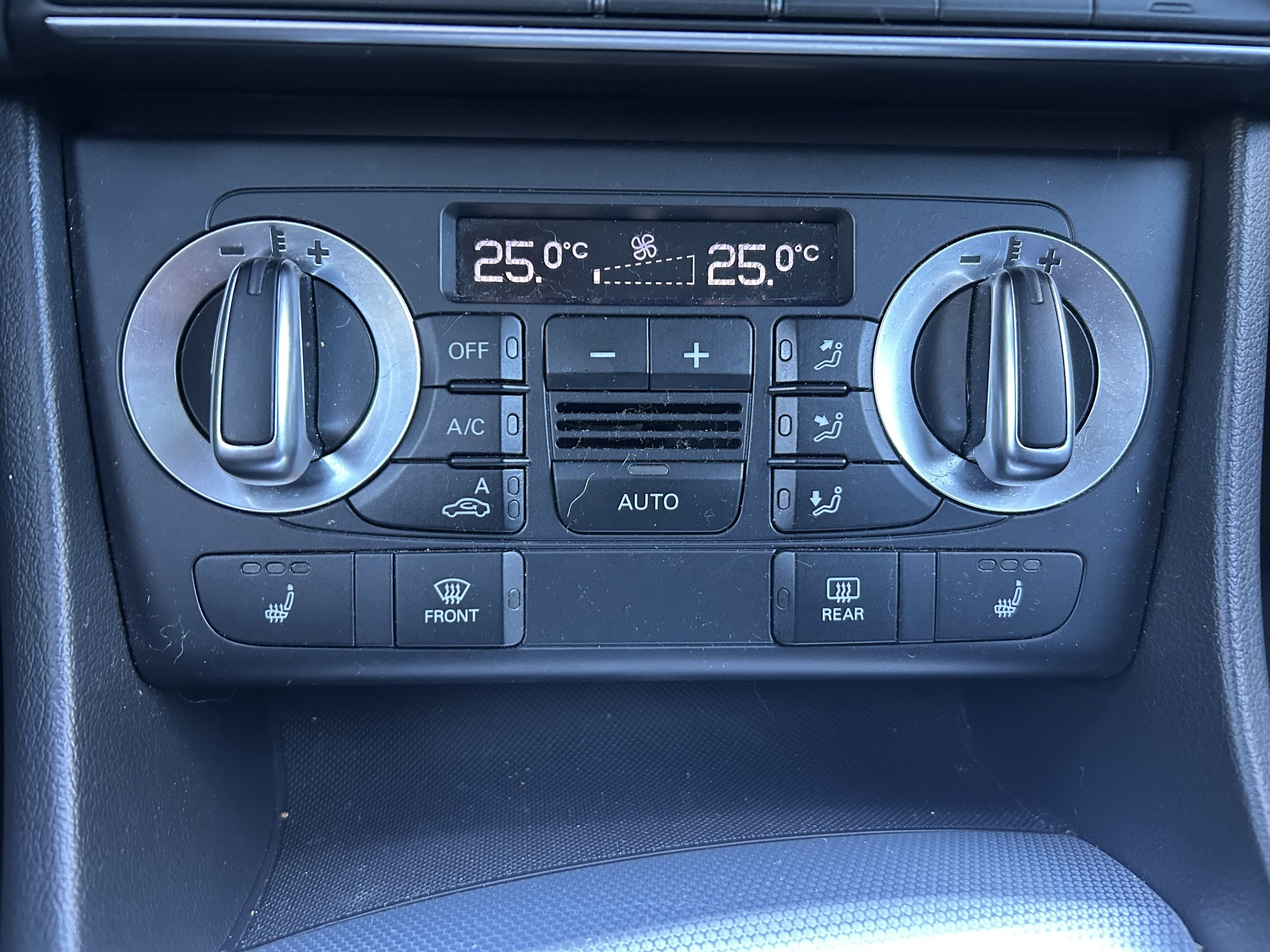 Audi Q3 2015 — photo 18