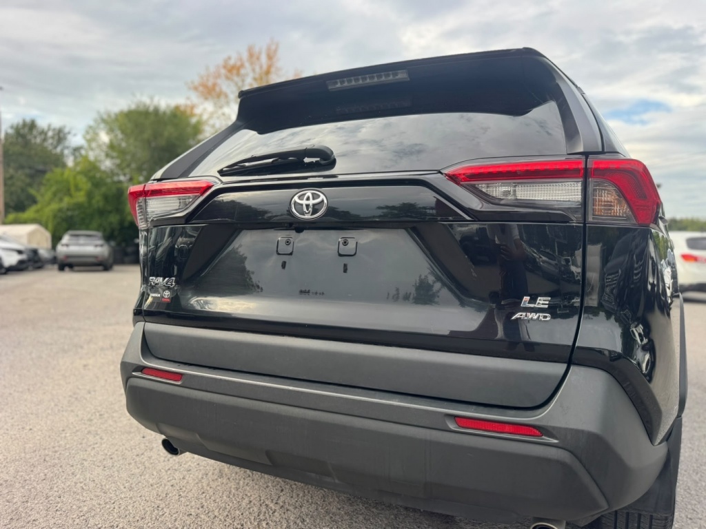 Toyota RAV4 LE 2021 — photo 8