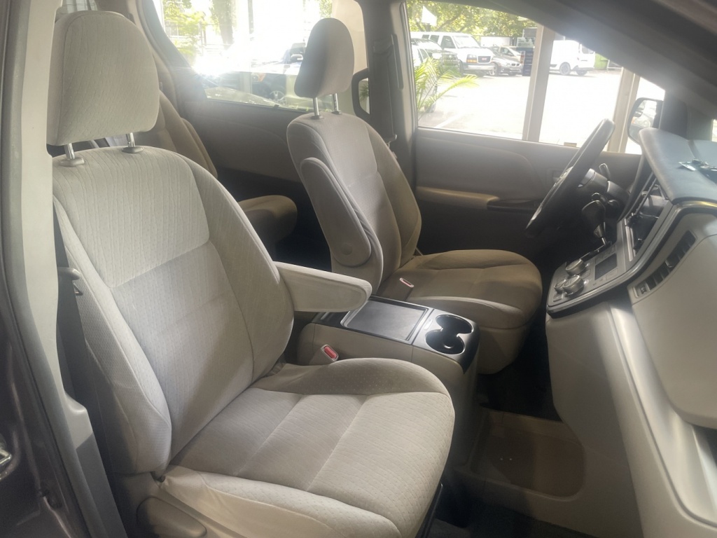 Toyota Sienna LE 2015 — photo 15
