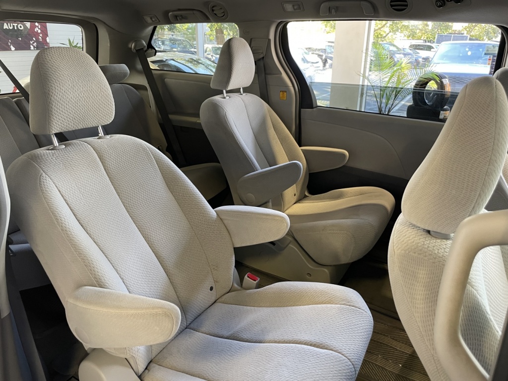 Toyota Sienna LE 2011 — photo 12