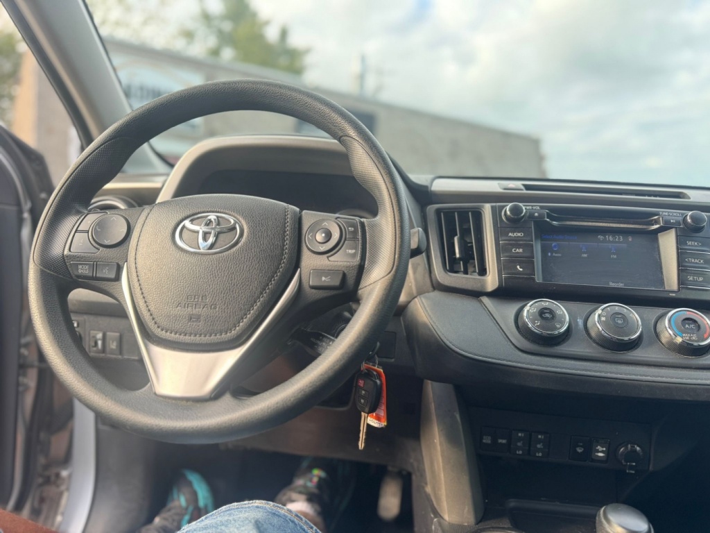 Toyota RAV4 LE 2018 — photo 11
