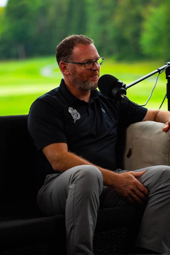 Peut être une image de golf, voiturette de golf et parcours de golf