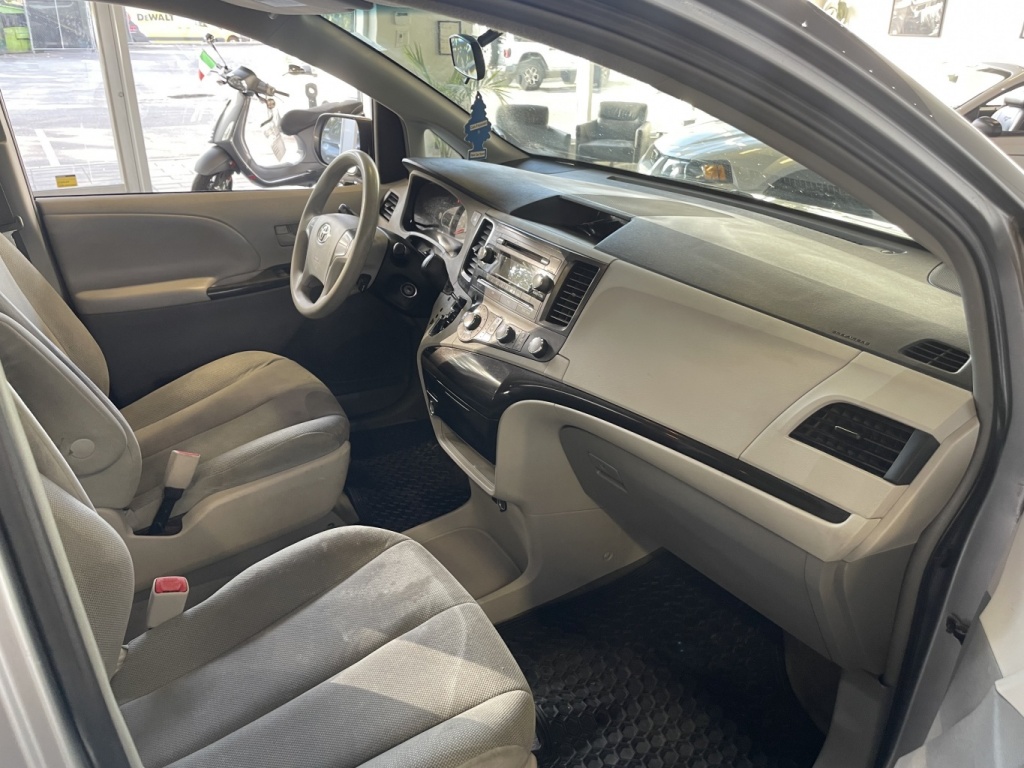 Toyota Sienna CE 2012 — photo 18
