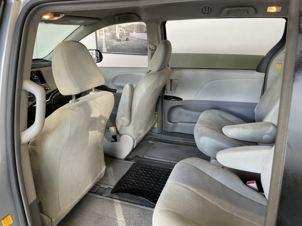 Toyota Sienna CE 2012 — photo 13