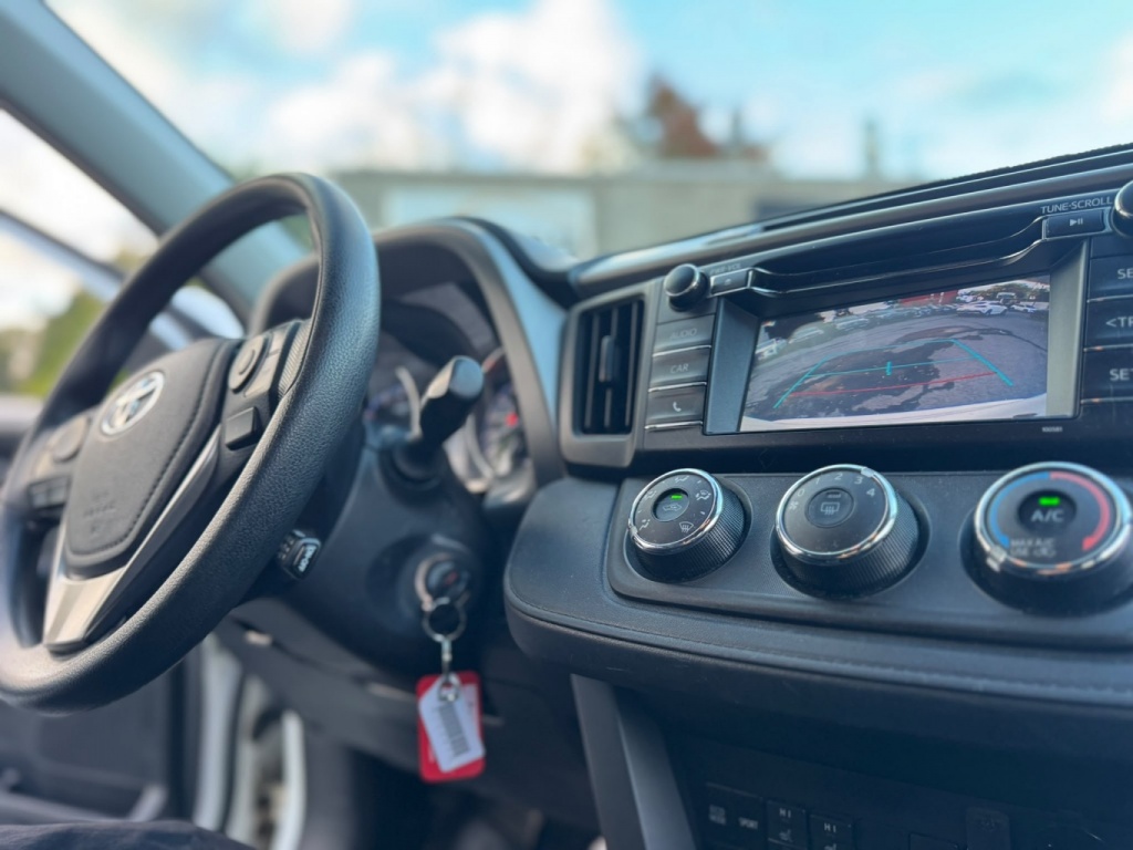 Toyota RAV4 LE 2018 — photo 17