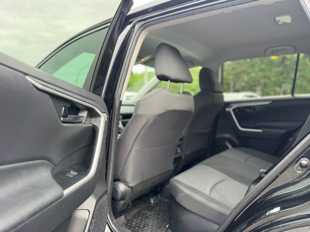 Toyota RAV4 LE hybride 2021 — photo 12