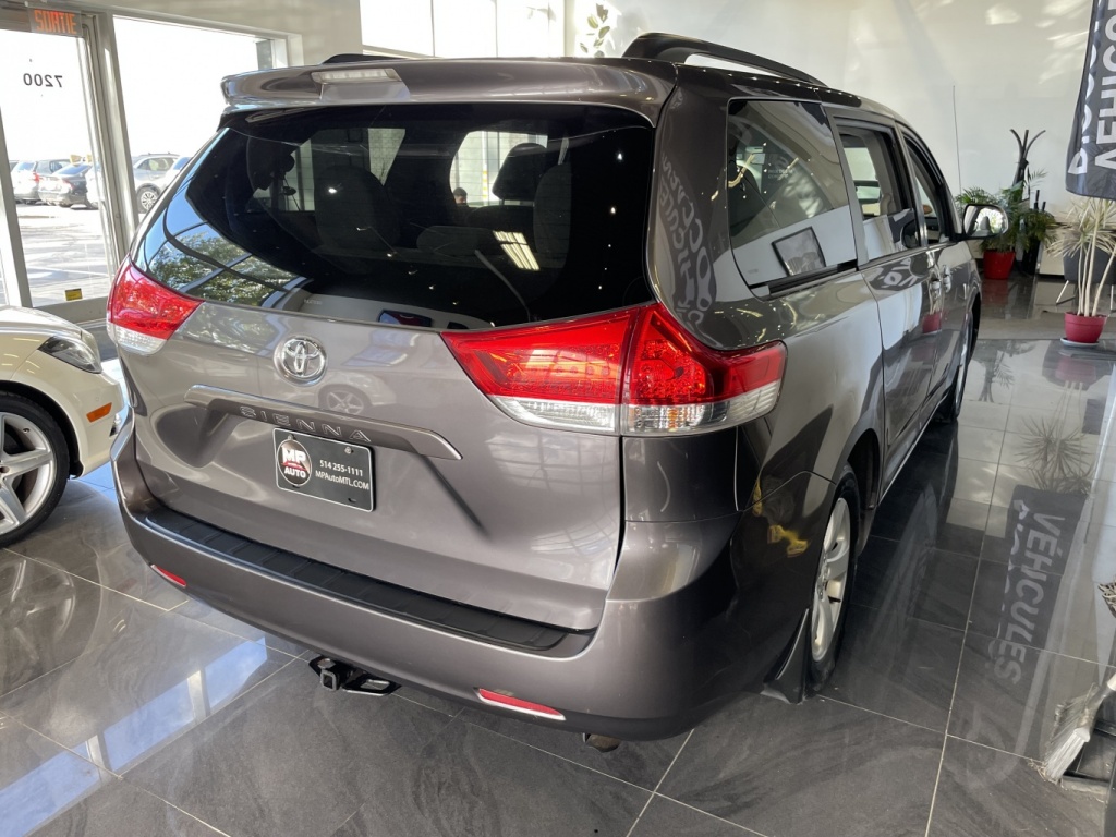 Toyota Sienna LE 2011 — photo 6