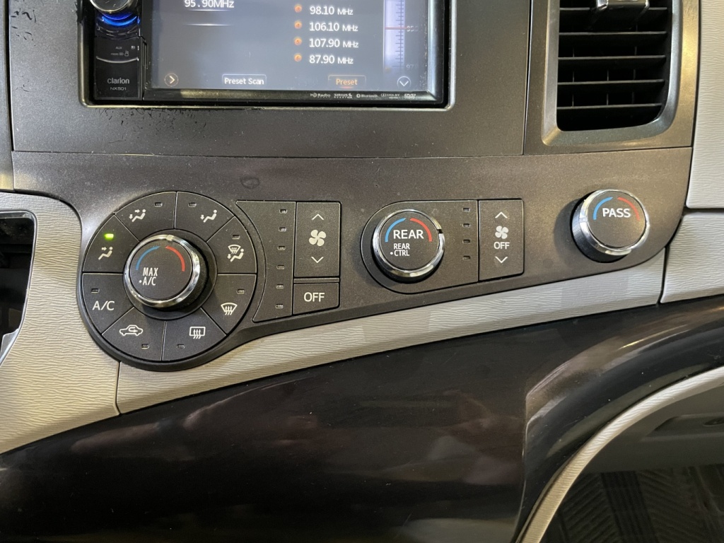 Toyota Sienna LE 2011 — photo 24