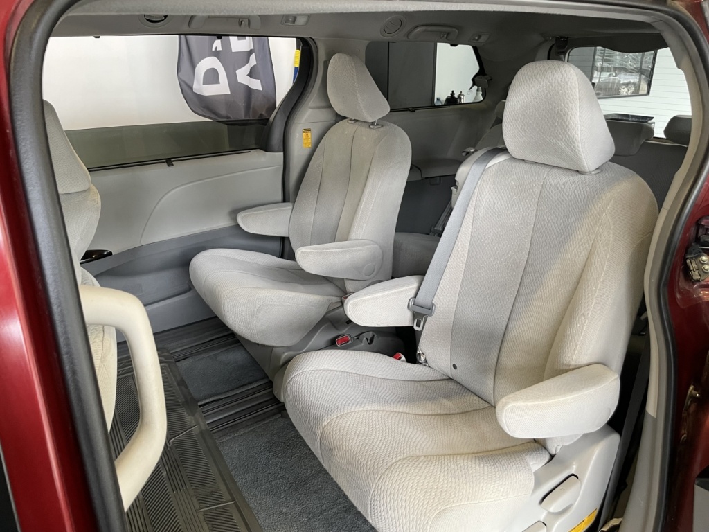 Toyota Sienna LE 2014 — photo 12