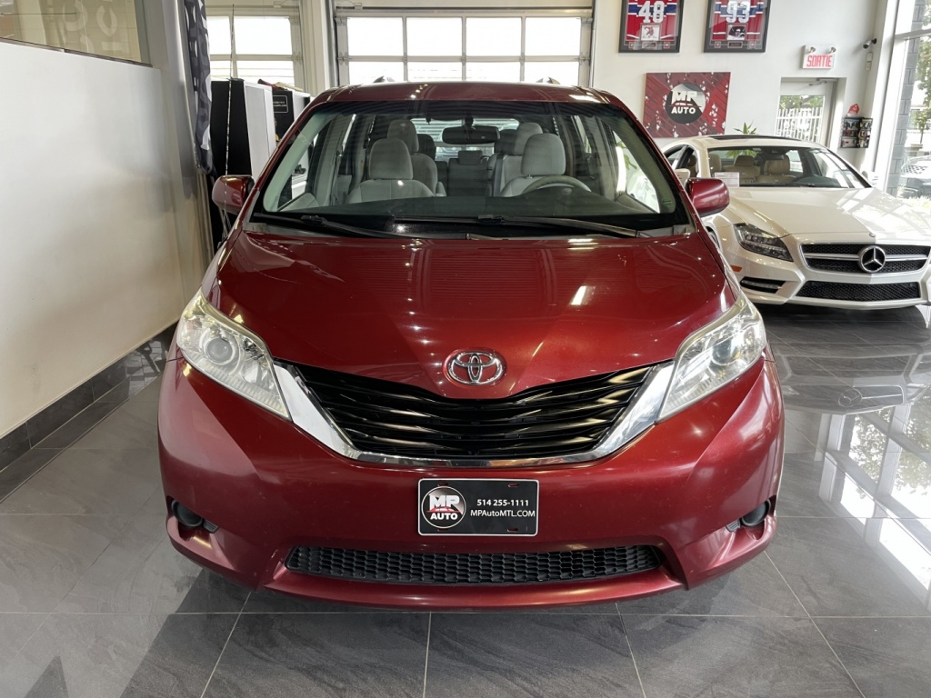 Toyota Sienna LE 2014 — photo 2