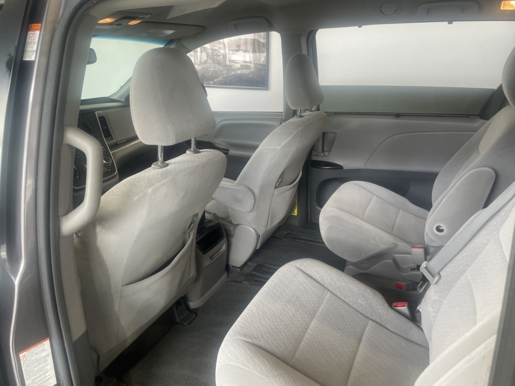 Toyota Sienna LE 2015 — photo 12