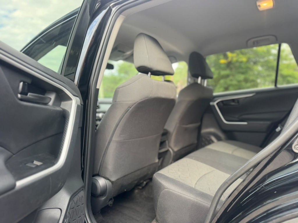Toyota RAV4 LE 2021 — photo 12