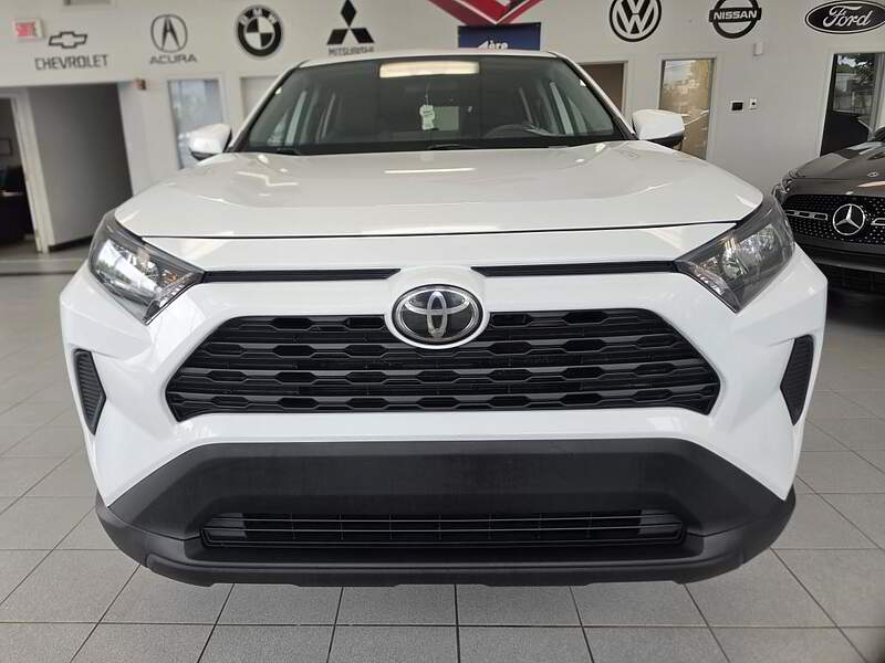 Toyota RAV4 2022 LE — photo 2