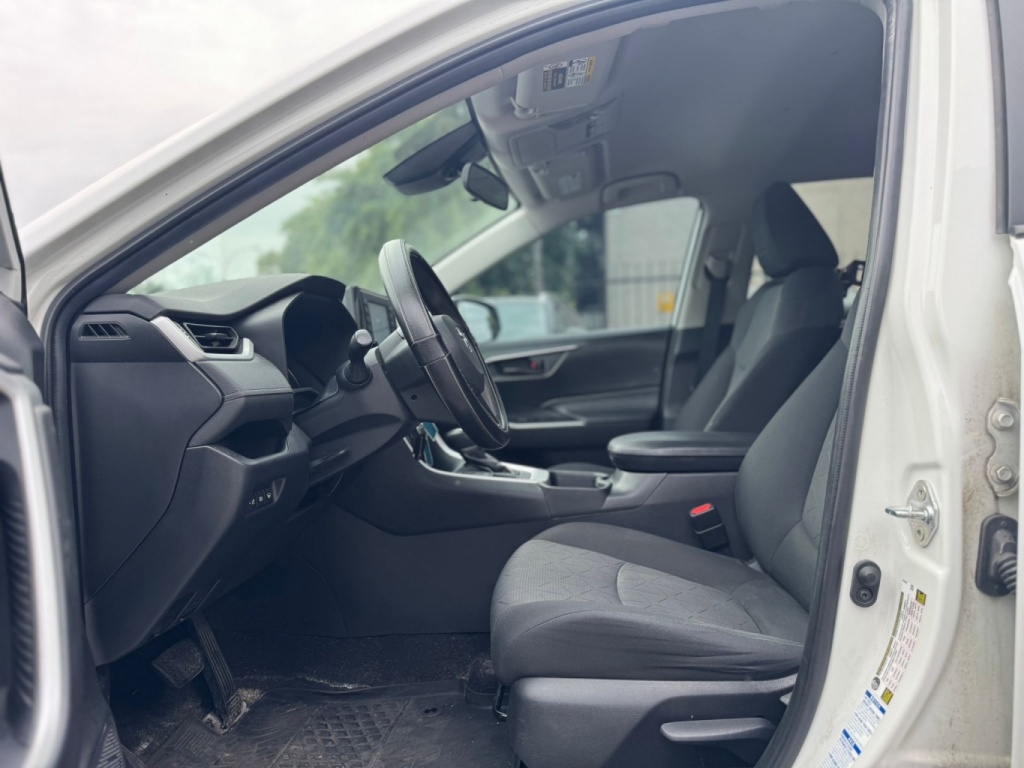 Toyota RAV4 LE 2020 — photo 16