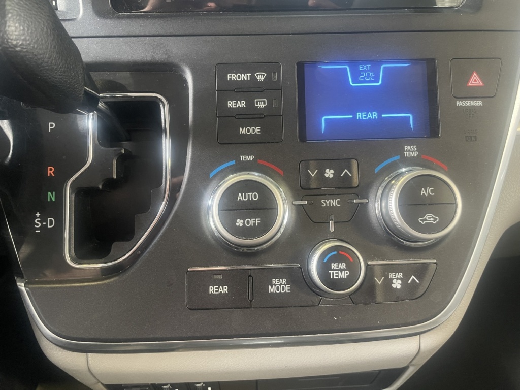 Toyota Sienna LE 2015 — photo 30