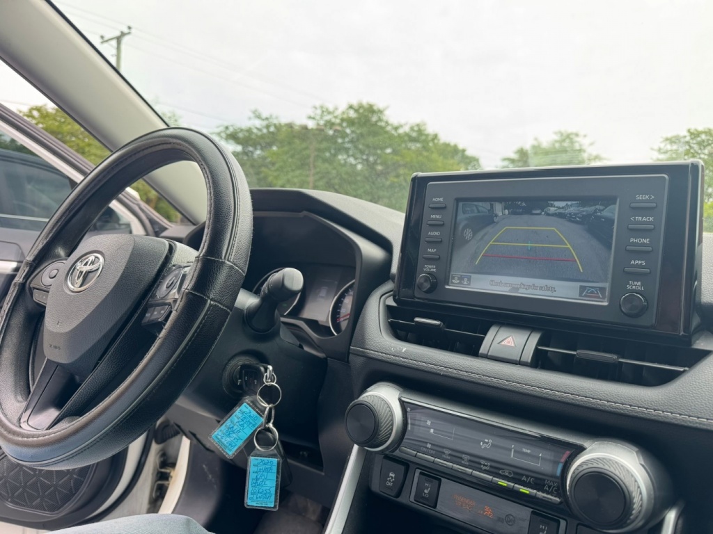 Toyota RAV4 LE 2020 — photo 11