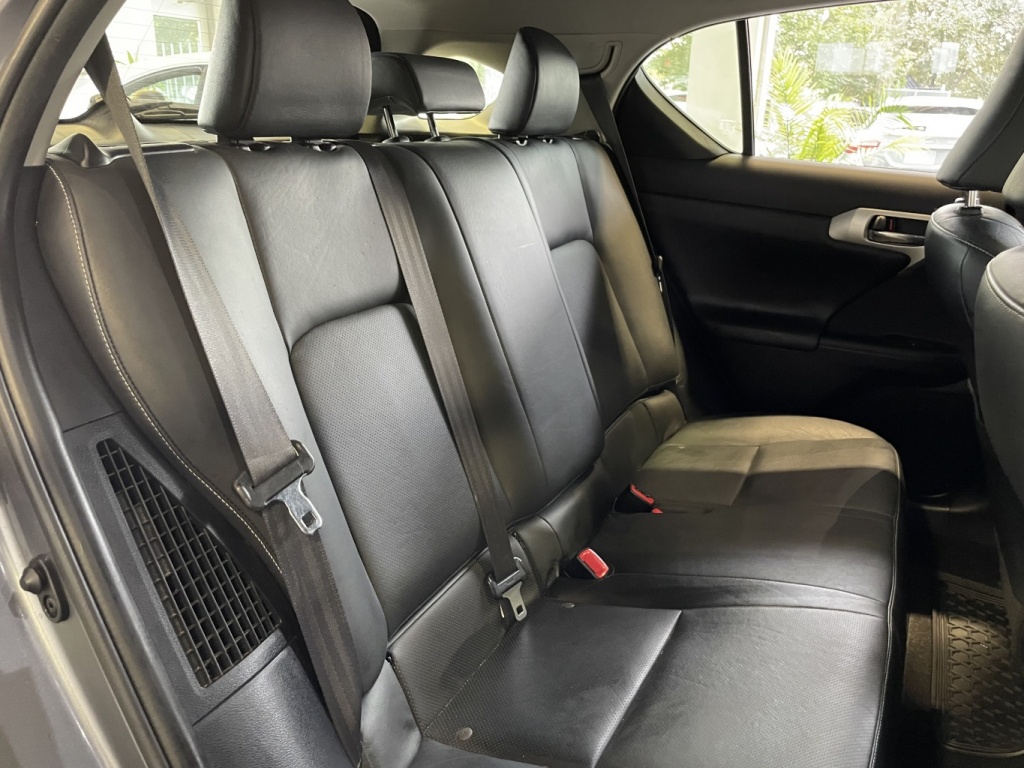 Lexus CT 200h  2012 — photo 28