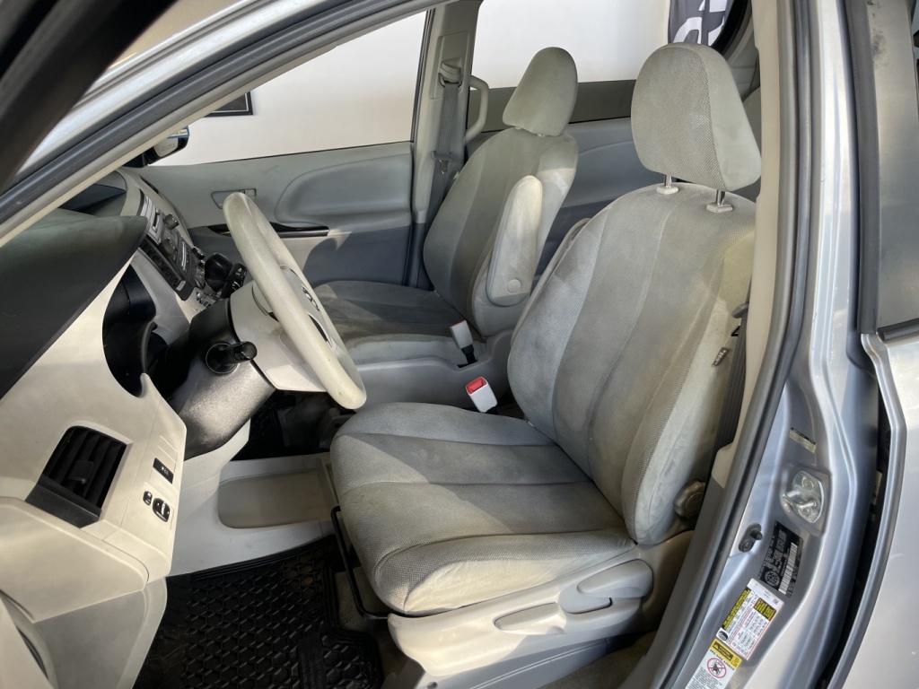 Toyota Sienna CE 2012 — photo 19