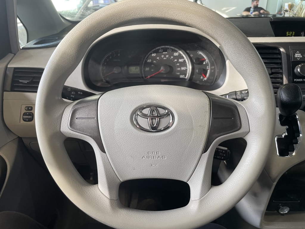 Toyota Sienna CE 2012 — photo 22