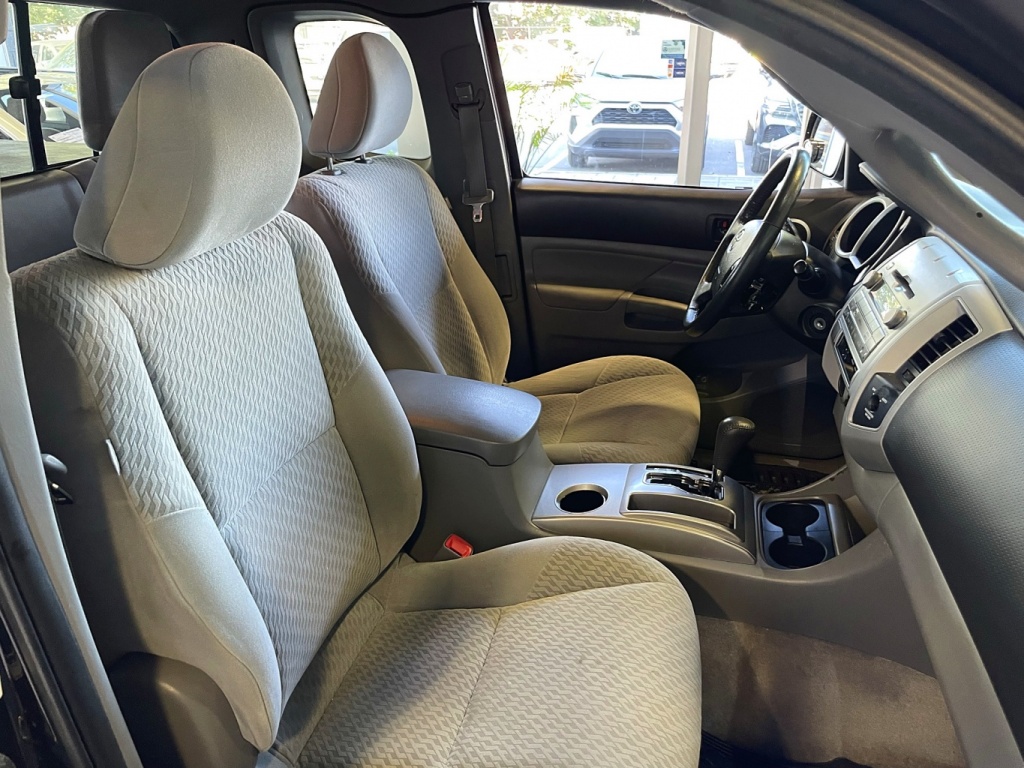 Toyota Tacoma  2011 — photo 12