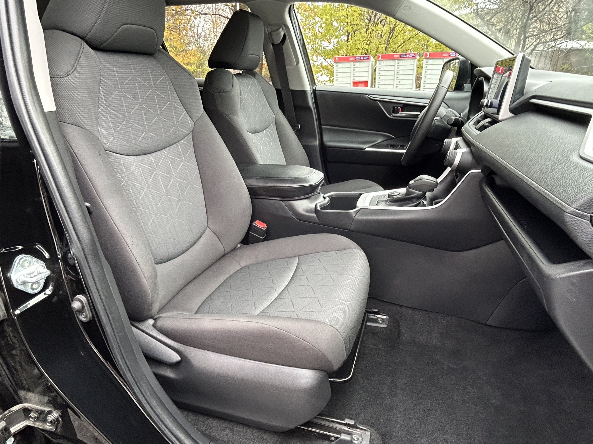 Toyota RAV4 XLE Hybrid 2024 — photo 11