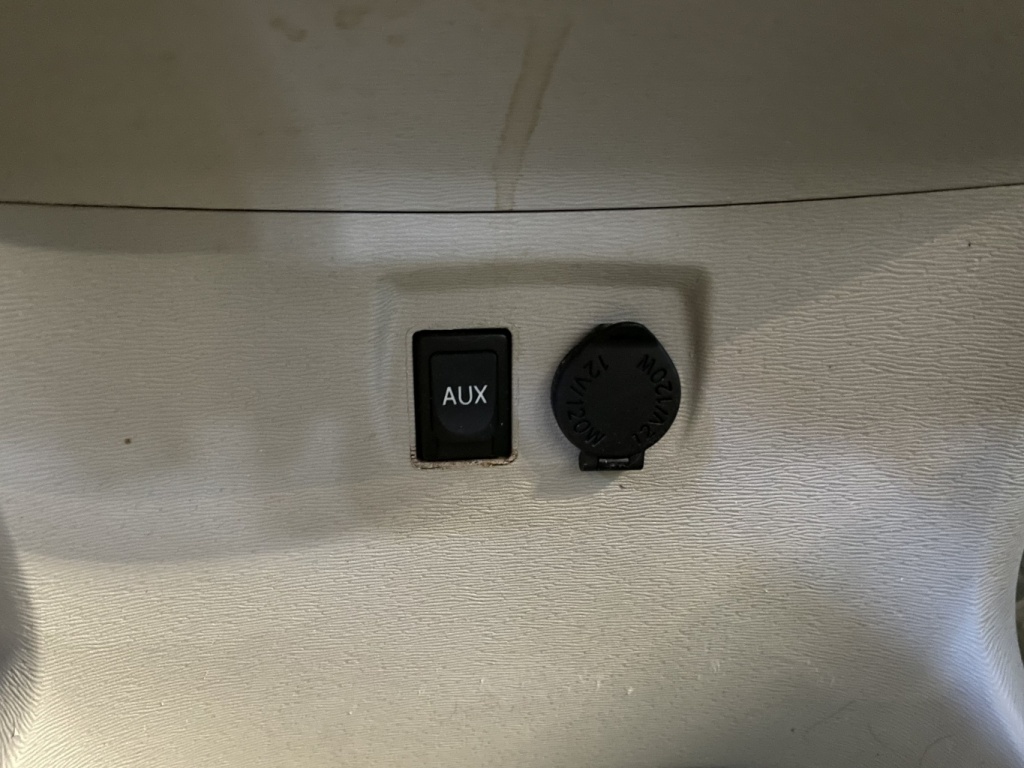 Toyota Sienna LE 2011 — photo 25