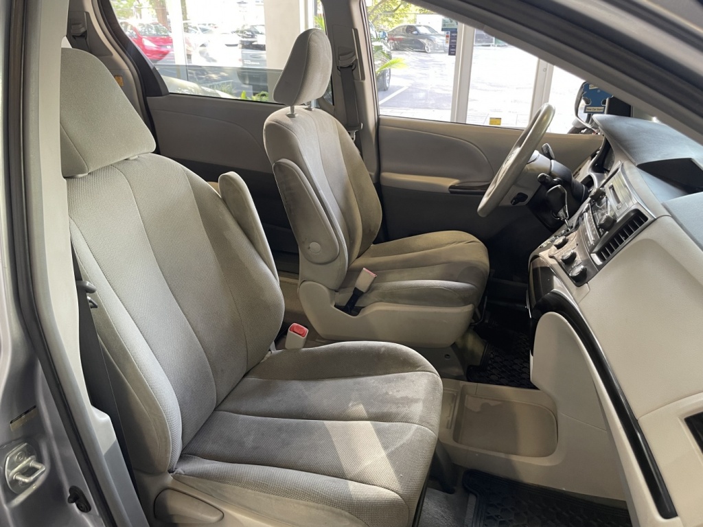 Toyota Sienna CE 2012 — photo 17