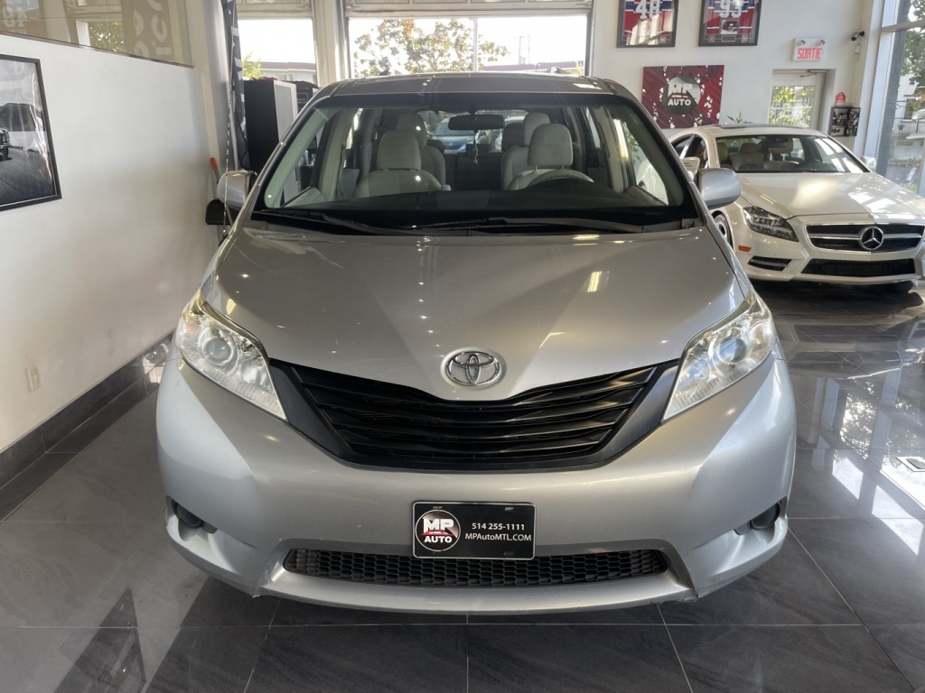 Toyota Sienna CE 2012 — photo 2