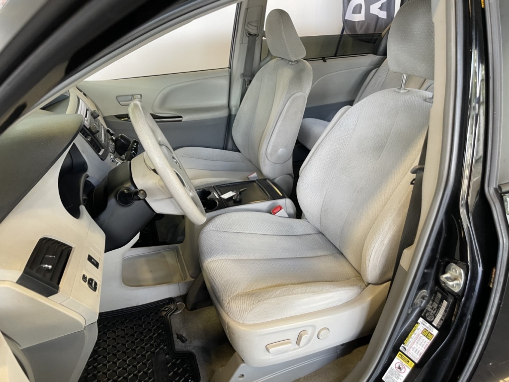 Toyota Sienna LE 2012 — photo 16