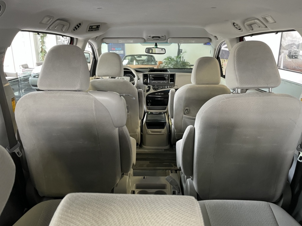 Toyota Sienna LE 2014 — photo 11