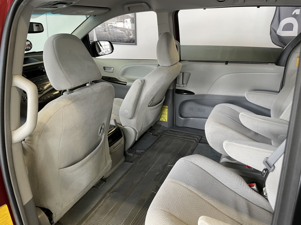 Toyota Sienna LE 2014 — photo 13